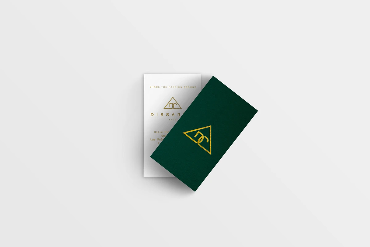Tarjetas de visita Dissareli Club en vertical — versión esmeralda y versión blanca con foil dorado