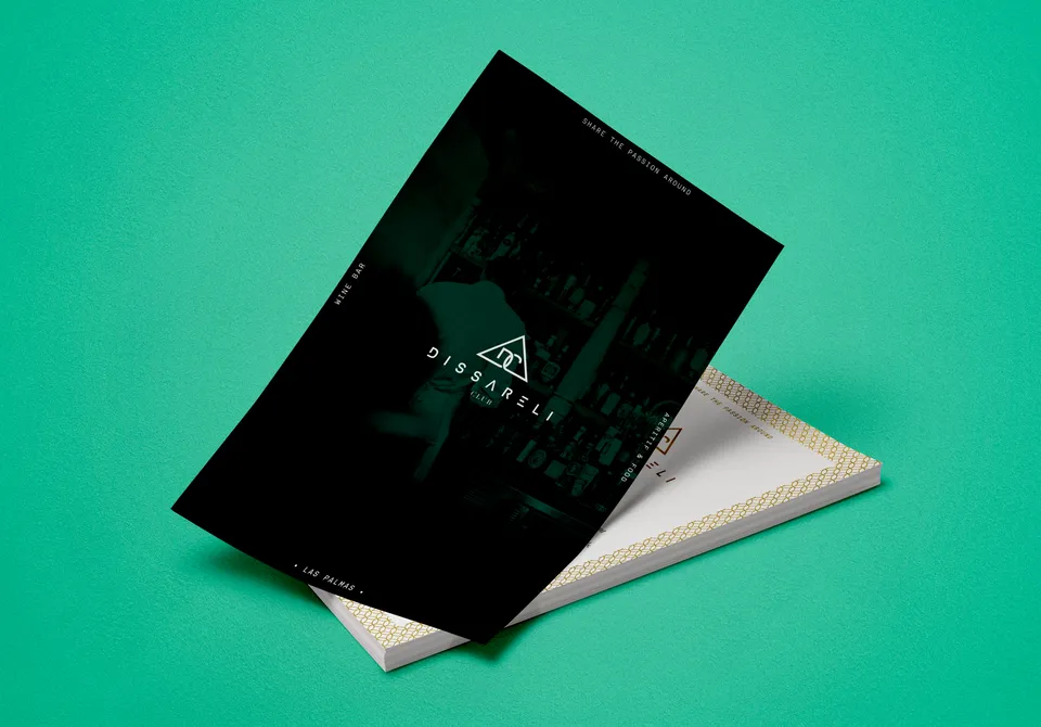 Libro de sistema de identidad Dissareli Club sobre fondo esmeralda — la marca, los colores y la tipografía reunidos